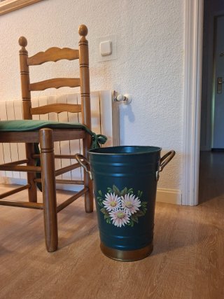 Paragüero / Jarrón verde con flores