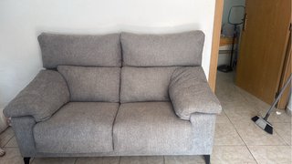 Sofá gris de tela casi nuevo con un mes con factur