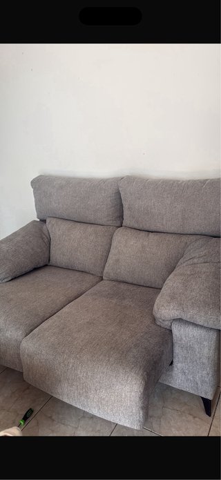 Sofá gris de tela casi nuevo con un mes con factur