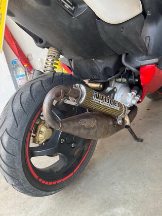 Yamaha Aerox 50cc Scooter Roja y Blanca