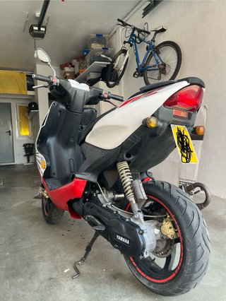 Yamaha Aerox 50cc Scooter Roja y Blanca