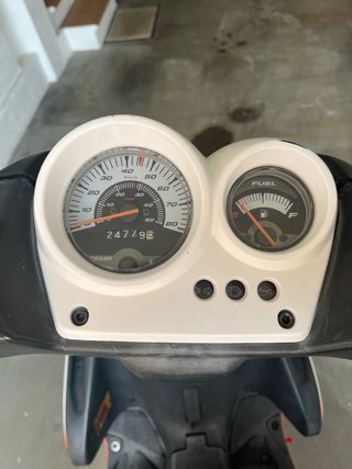 Yamaha Aerox 50cc Scooter Roja y Blanca