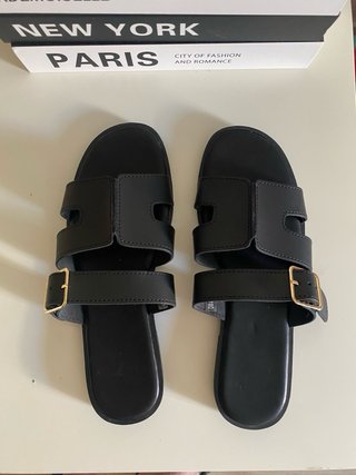 Sandalias planas negras hebilla dorada T39