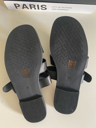 Sandalias planas negras hebilla dorada T39