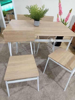 Conjunto de Mesa con 4 Sillas acabado madera