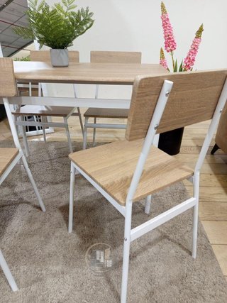 Conjunto de Mesa con 4 Sillas acabado madera