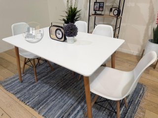 Mesa con 4 sillas nuevas de fábrica