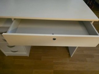 Escritorio blanco con cajones