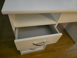 Escritorio blanco con cajones