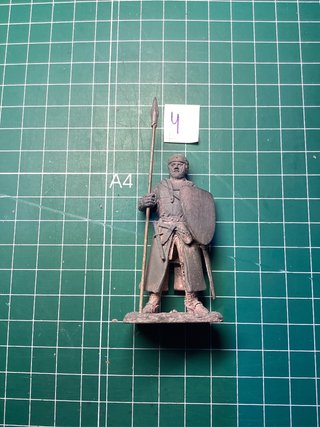 Figura de plomo guerrero con lanza