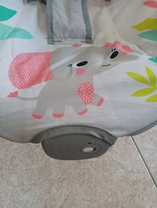 Hamaca para bebé con estampado tropical y vibració