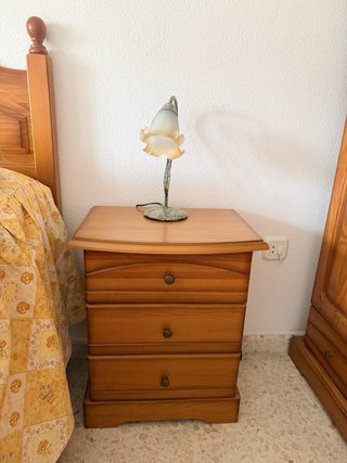 Mueble, mesita de noche, cabecero y lámparas