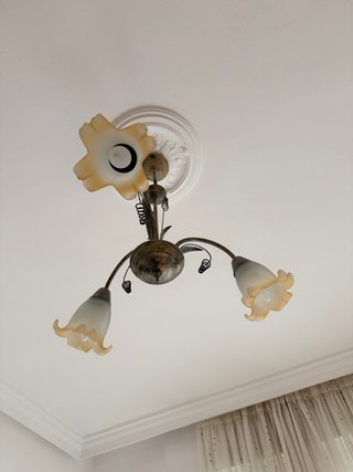 Mueble, mesita de noche, cabecero y lámparas