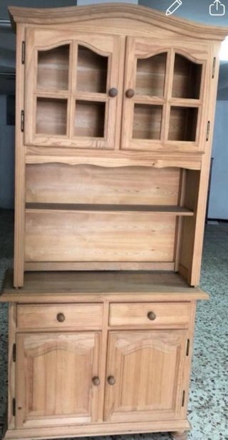 Mueble de madera con vitrina y cajones