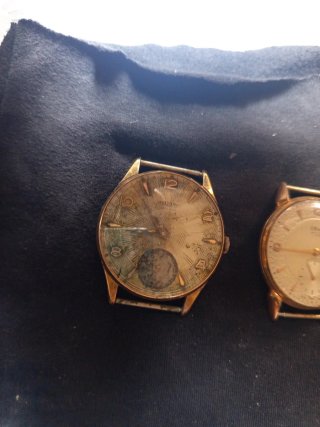 Relojes de pulsera dorados y blancos