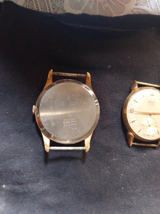 Relojes de pulsera dorados y blancos