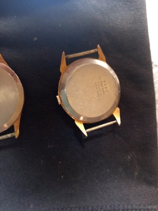 Relojes de pulsera dorados y blancos