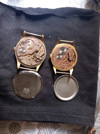 Relojes de pulsera dorados y blancos