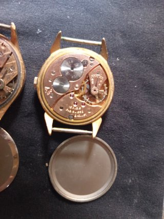 Relojes de pulsera dorados y blancos