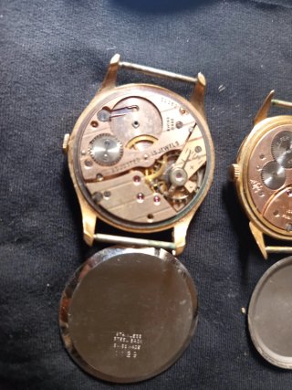 Relojes de pulsera dorados y blancos
