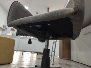 Silla de oficina gris con ruedas