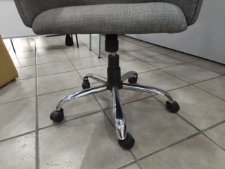 Silla de oficina gris con ruedas
