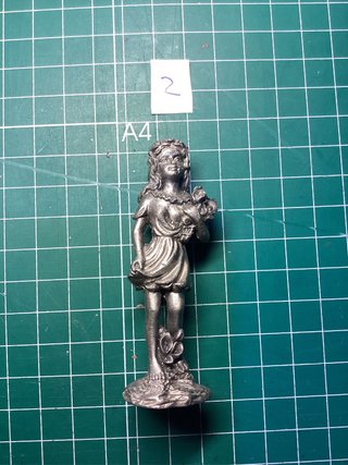 Figura de plomo mujer con flores