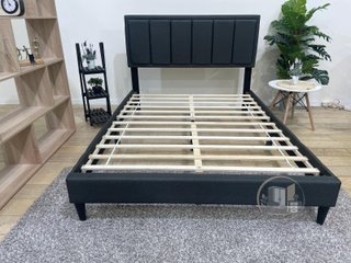 Cama moderna con cabecero acolchado, resistente