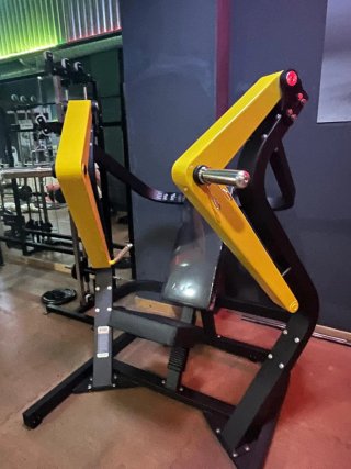 Máquina de gym: prensa y remo