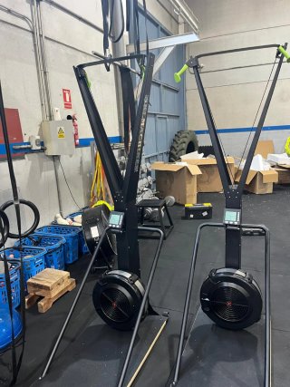 Máquina de gym: prensa y remo