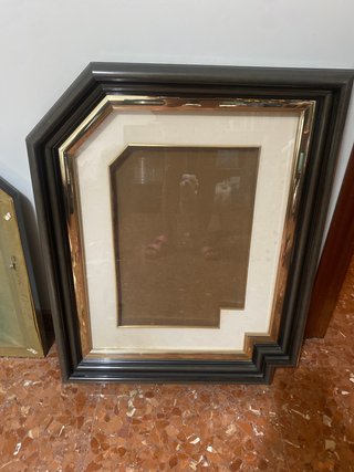 Marco de madera negro y dorado