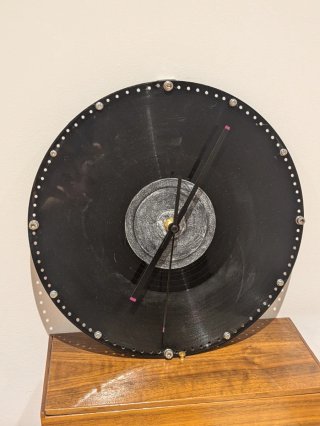 Reloj de Vinilo Negro y Plateado