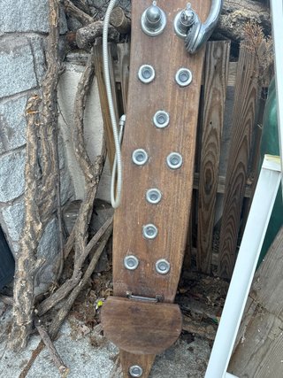 Columna de ducha de madera y metal