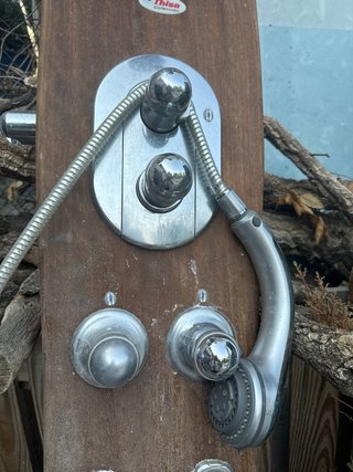 Columna de ducha de madera y metal