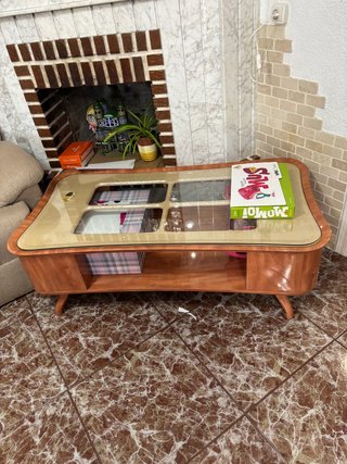 Mesa de cristal ovalada y sillas de madera