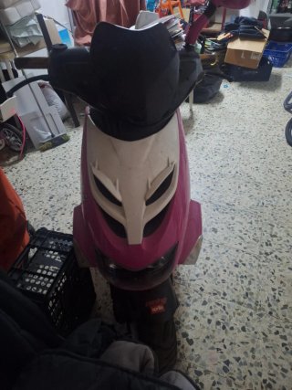 Scooter Aprilia rosa y blanco