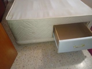 Canape de tela beige con cajones