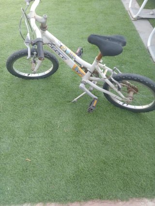 Bicicleta infantil blanca