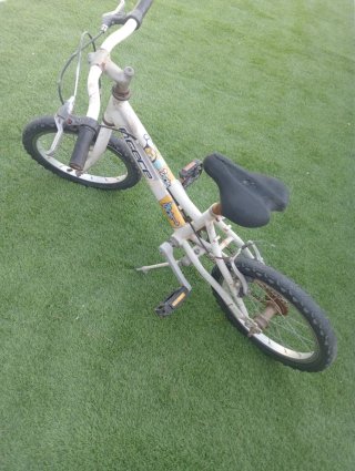 Bicicleta infantil blanca