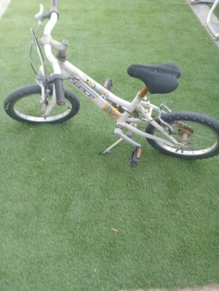 Bicicleta infantil blanca