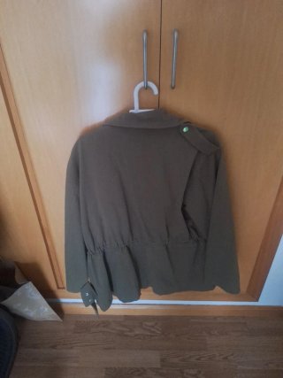 Chaqueta verde militar con bolsillos