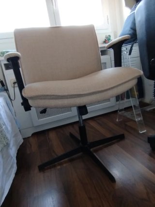 Silla de oficina crema y negra
