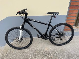 Bicicleta de montaña gris