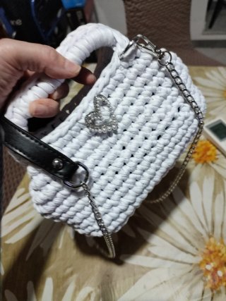 Borsa Bianca con Spilla Cuore e Tracolla