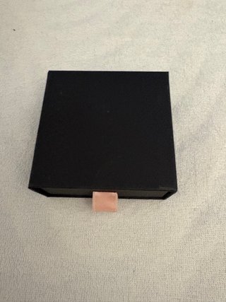 Caja de regalo Singularu negra y dorada