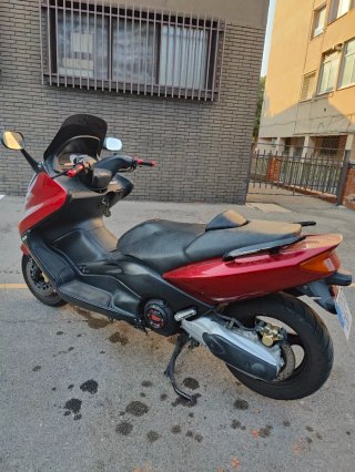 Yamaha T-Max Maxi Scooter Roja y Negra