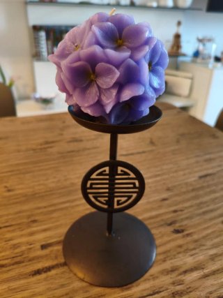 Portacandele con candela forma di fiore viola