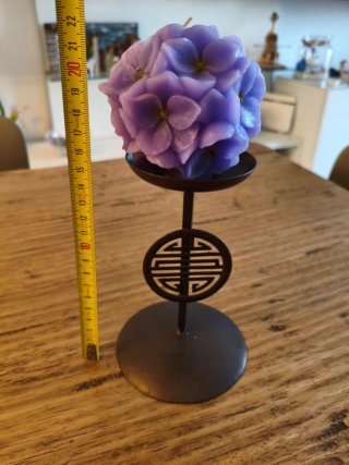 Portacandele con candela forma di fiore viola