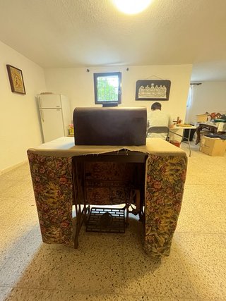Máquina de coser Wertheim antigua con mueble