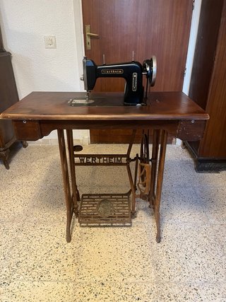 Máquina de coser Wertheim antigua con mueble